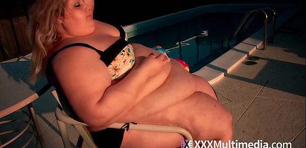  Obese SSBBW Ivy Davenports Gets Her Fat Rolls Stuck In a Chair